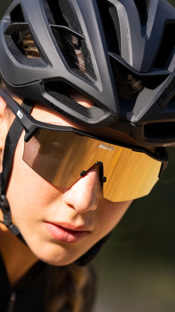 Koo Alibi Sunglasses Black Matt Gold Mirror OEY00009970