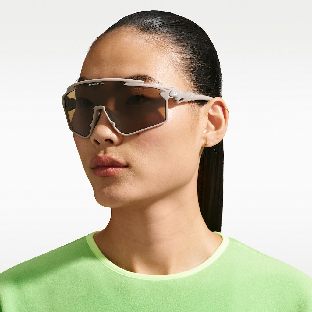 Nike ACG Vista Vert E Sonnenbrille IQ9349-009 Terrain Tint Matt College Grau