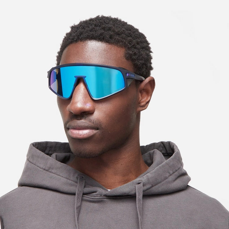 Солнцезащитные очки Oakley Latch Panel 940406 Matte Trans Navy Prizm Sapphire