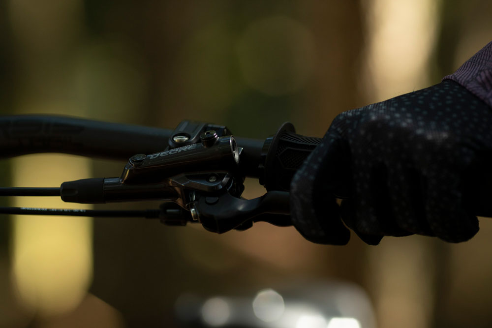 Комплект задних гидравлических дисковых тормозов Shimano Deore с 4 поршнями, правая сторона, BL-M6100 / BR-M6120 EM61201JRRXRA170