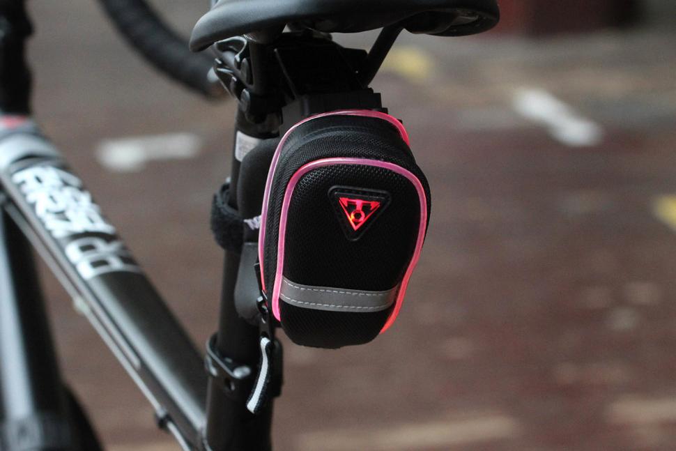 Topeak Aero Wedge IGlow Led Işıklı Sele Altı Çanta Medium TIG-AW05