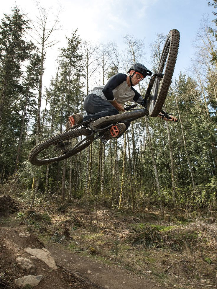 Düz Pedal mı, Kilitli Pedal mı? Sürüş Stiliniz İçin En İyi Seçim Hangisi?