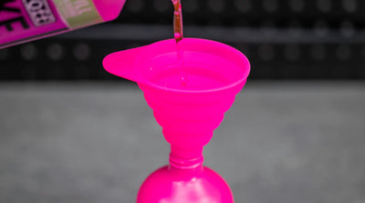 Muc-Off Collapsible Oil Funnel Katlanır Yağ Hunisi Pembe