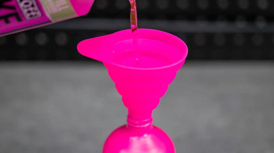 Muc-Off Collapsible Oil Funnel Katlanır Yağ Hunisi Pembe