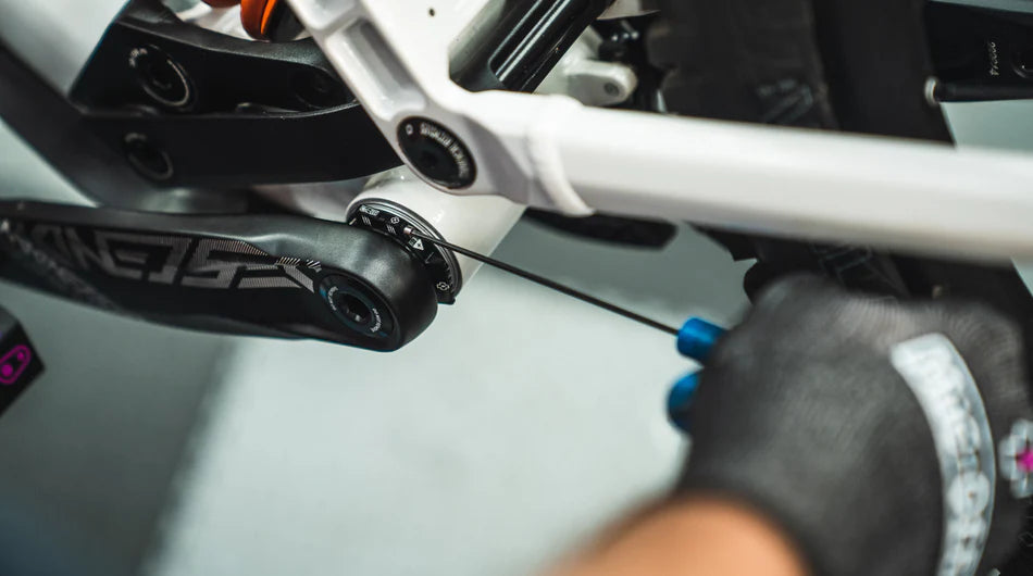 Muc-Off DUB Orta Yatak Gerdirme Kiti | Kırmızı