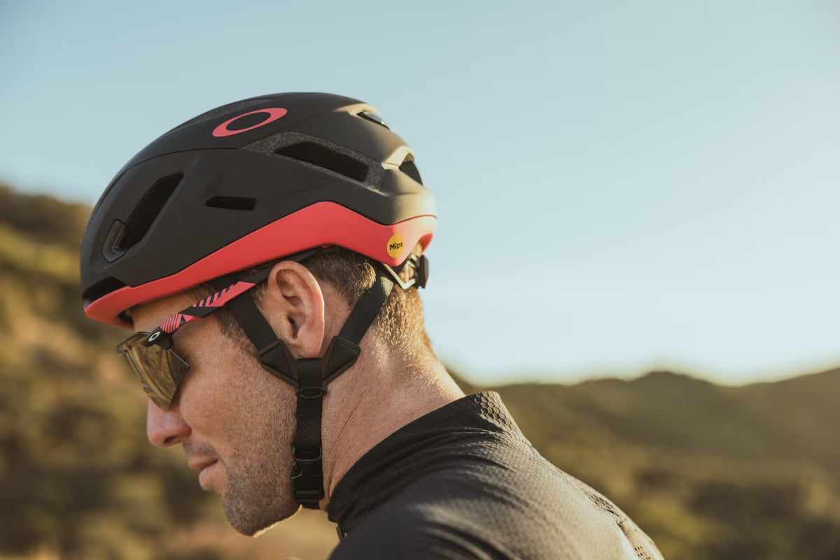 Oakley ARO5 Race Mips BOA Ionic+ Yol Bisikleti Kaskı 2025 Model FOS901302 02T 24' Giro D'italia Medium