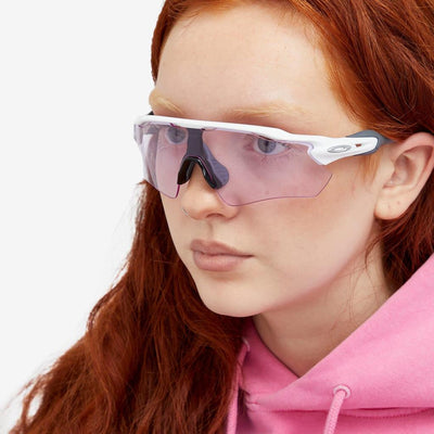 Солнцезащитные очки Oakley Radar EV Path 9208E5 матово-белые призматические для слабого освещения