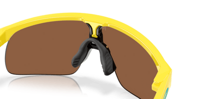 Lunettes de soleil jeunesse Oakley Resistor Fortnite édition spéciale J901028 Yellow Prizm Tungsten