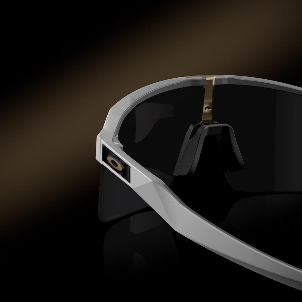 Солнцезащитные очки Oakley Sutro Lite S 949613, матово-белая призма, чёрная