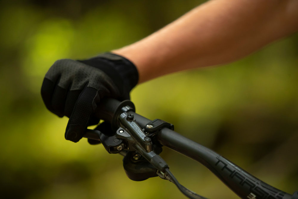 Комплект задних гидравлических дисковых тормозов Shimano Deore с 4 поршнями, правая сторона, BL-M6100 / BR-M6120 EM61201JRRXRA170